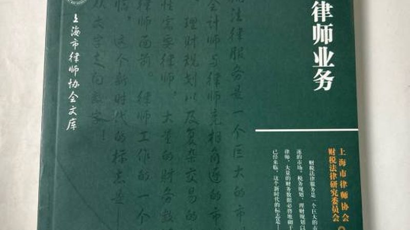 企业在选择成为小规模纳税人还是一般纳税人时，应考虑以下因素：